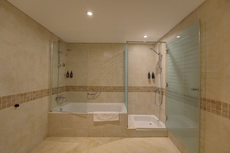 Millennium Lakeview Hotel, Dubai