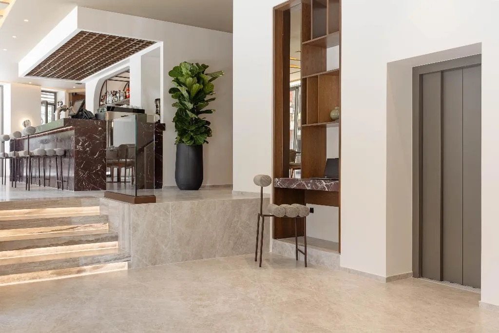 Lobby, Nesean Plaza, Crete