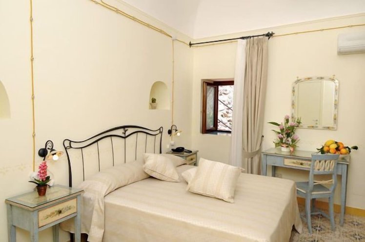 Locanda degli Dei, Naples