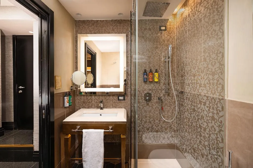 QUADRUPLE TWO QUEEN BEDS PREMIUM Room, Vignette Collection The Venice Times Hotel By IHG, Venice