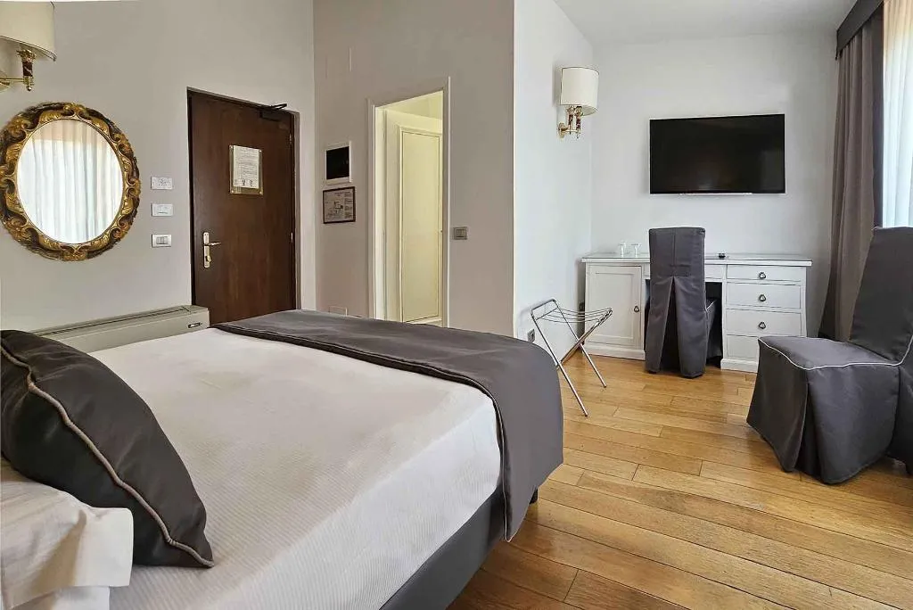 JUNIOR SUITE STANDARD Room, Atlantic Palace, Florence