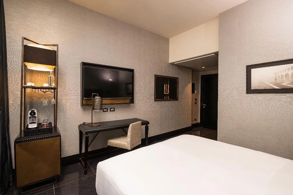 DOUBLE Accessible KING SIZE BED Room, Vignette Collection The Venice Times Hotel By IHG, Venice