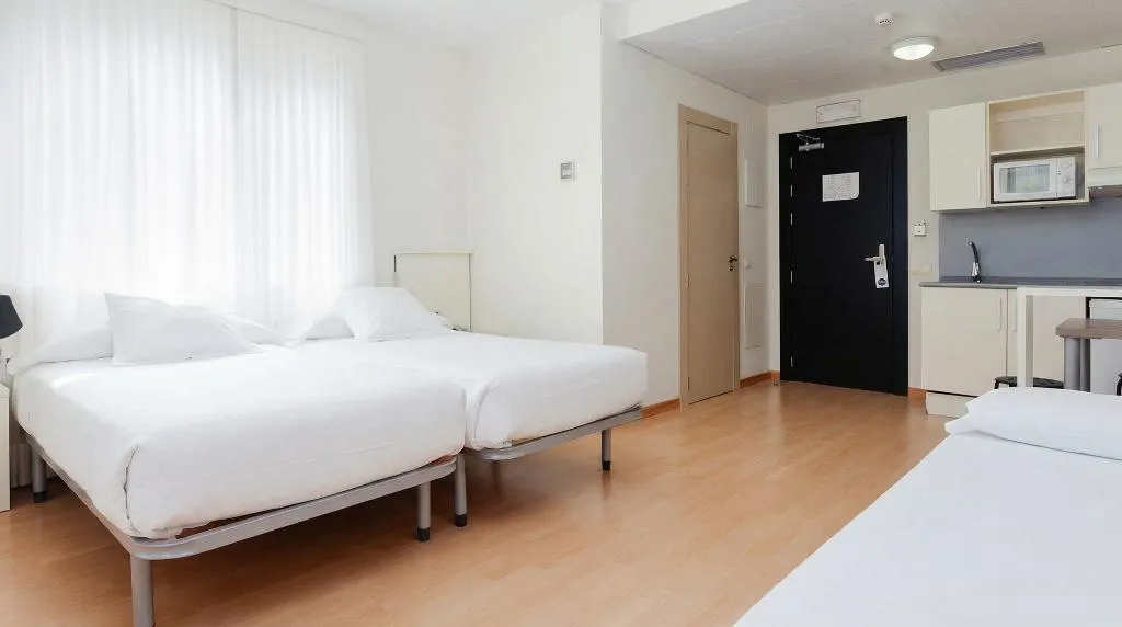 FAMILY ROOM CAPACITY 4 Room, Vertice Roomspace Madrid, Madrid