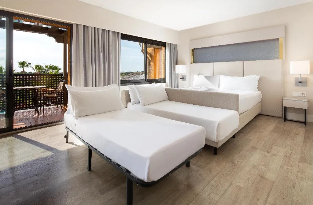 FAMILY ROOM DELUXE KING BED Room, DoubleTree by Hilton Islantilla Beach Golf Resort, Costa De La Luz