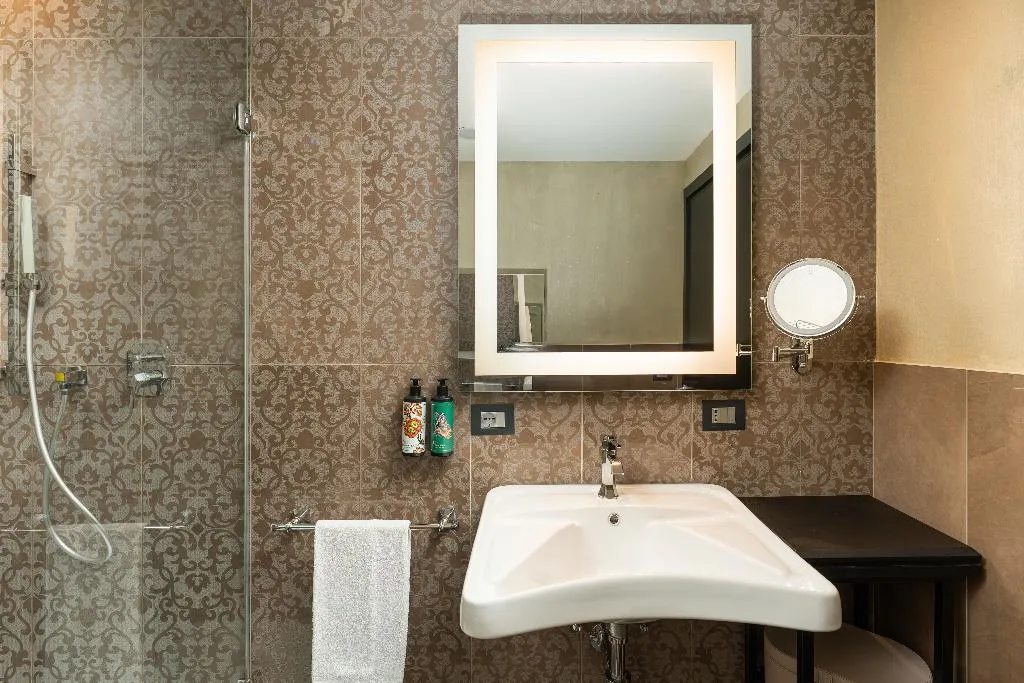 DOUBLE PREMIUM QUEEN BED Room, Vignette Collection The Venice Times Hotel By IHG, Venice