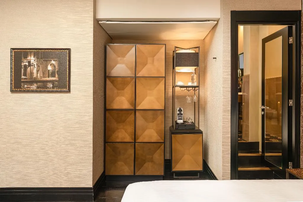 DOUBLE PREMIUM KING BED Room, Vignette Collection The Venice Times Hotel By IHG, Venice
