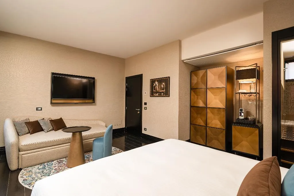 DOUBLE PREMIUM KING BED Room, Vignette Collection The Venice Times Hotel By IHG, Venice