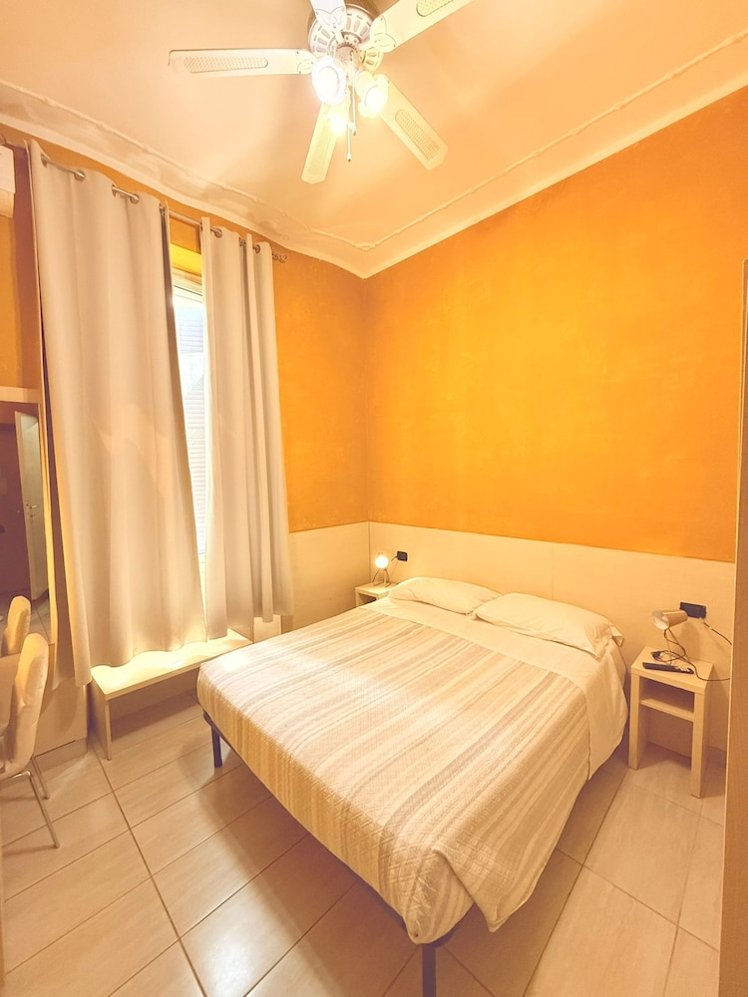 Guest House Hola Roma, Naples