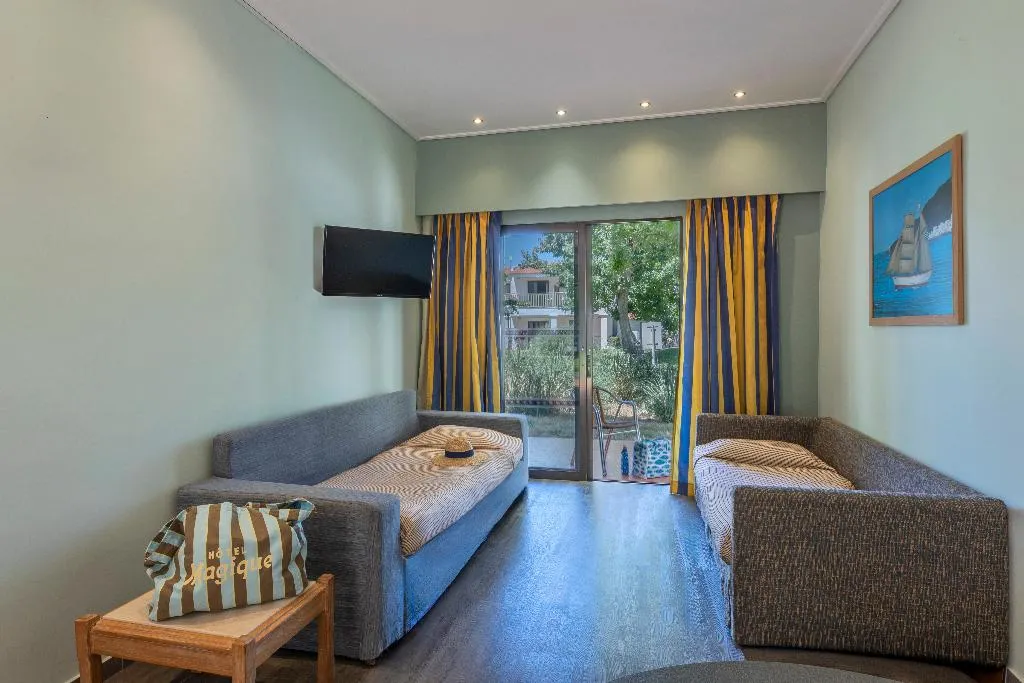 FAMILY ROOM STANDARD Room, Golden Coast, Athens