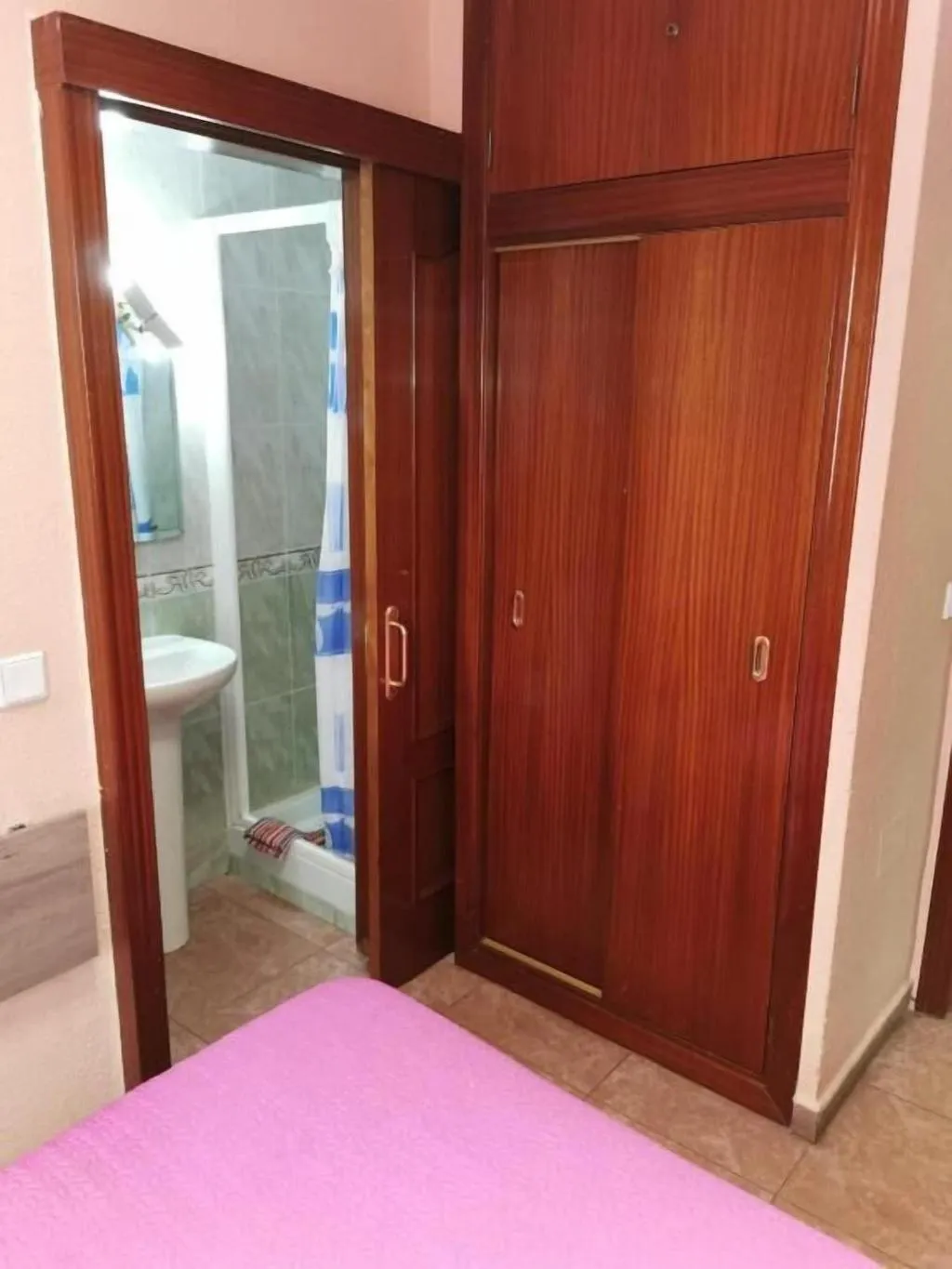 Room, Casa de huéspedes asturiana, Madrid