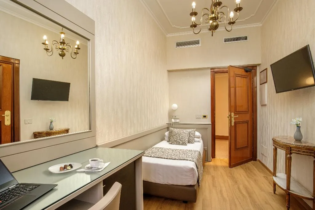 SINGLE STANDARD Room, Hotel Della Torre Argentina, Rome
