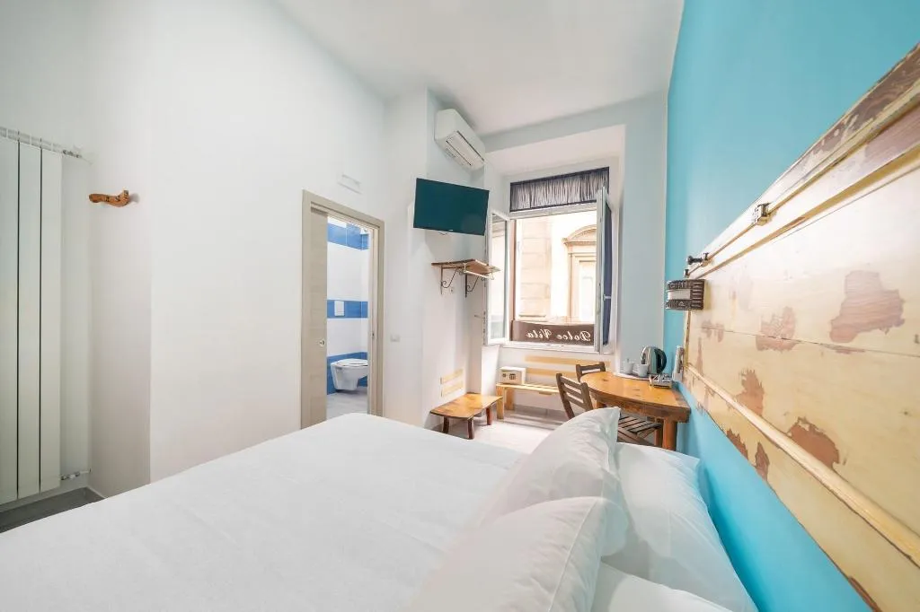 Room, B&B DolceVita Napoli, Naples