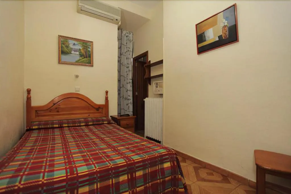 Room, Hostal Fuentesol, Madrid