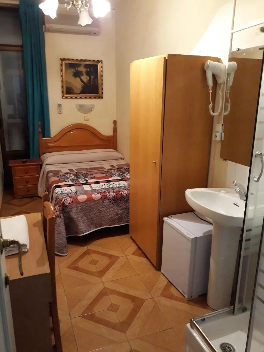 Room, Hostal Fuentesol, Madrid