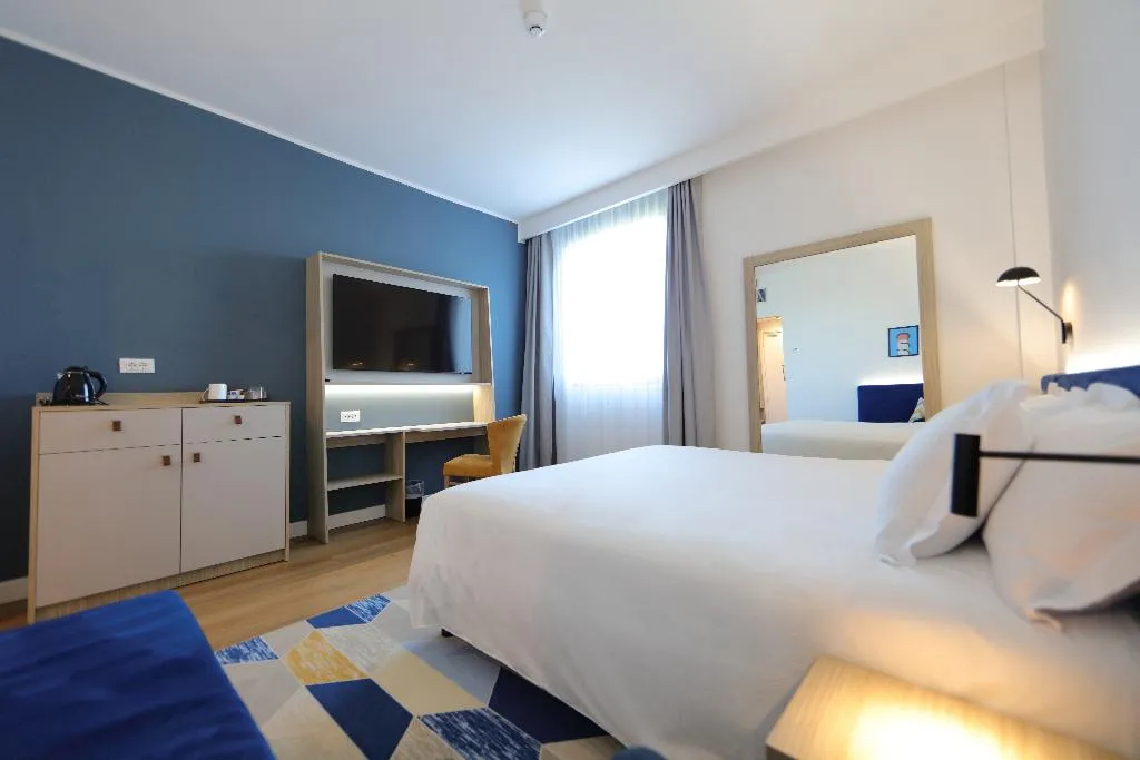 DOUBLE KING SIZE BED Room, Hampton by Hilton Rome North Fiano Romano, Rome