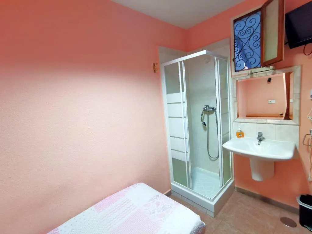 Room, Casa de huéspedes asturiana, Madrid