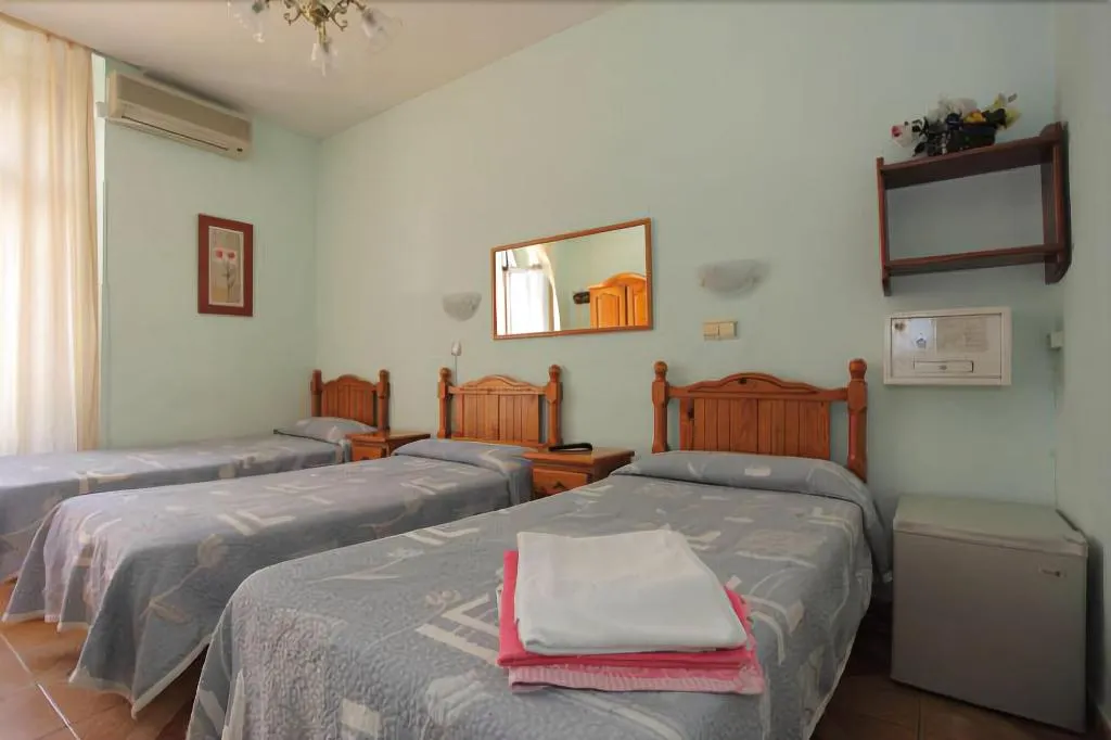 Room, Hostal Fuentesol, Madrid