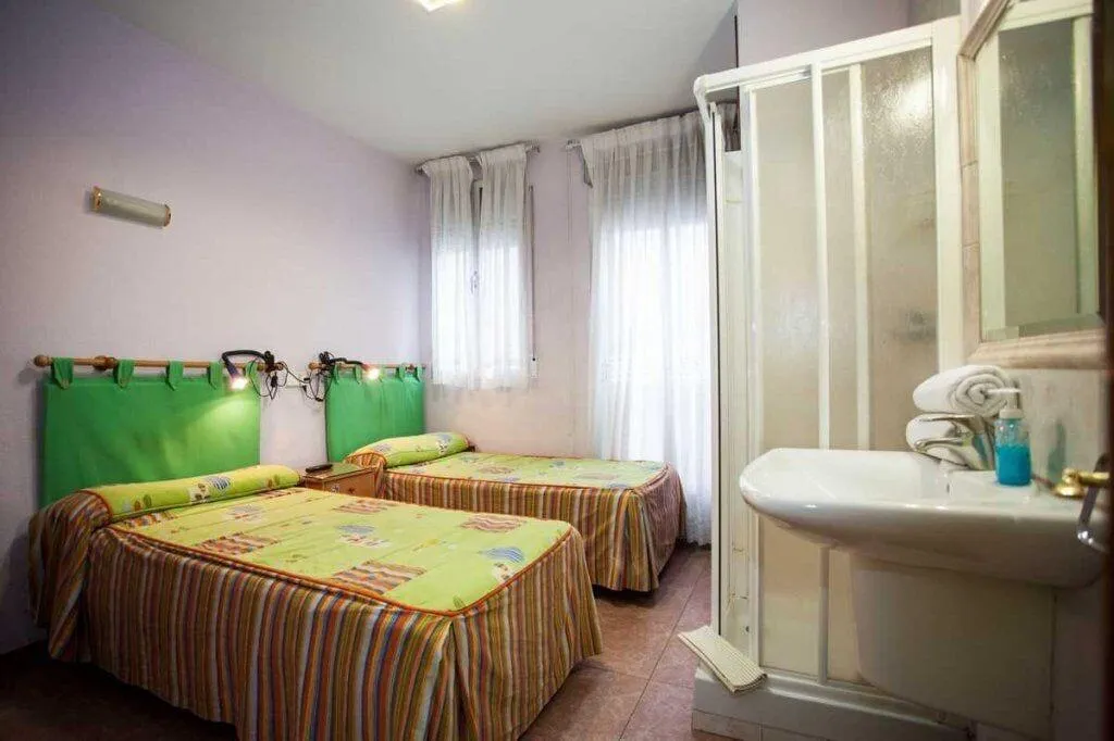 Room, Casa de huéspedes asturiana, Madrid
