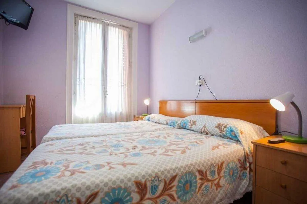 Room, Casa de huéspedes asturiana, Madrid