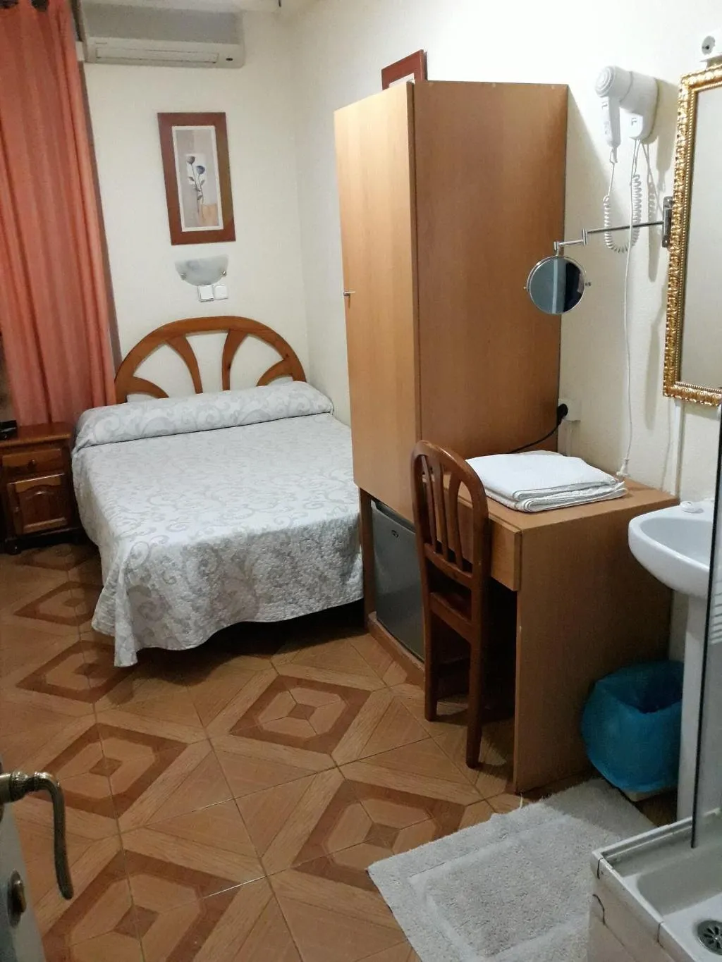 Room, Hostal Fuentesol, Madrid