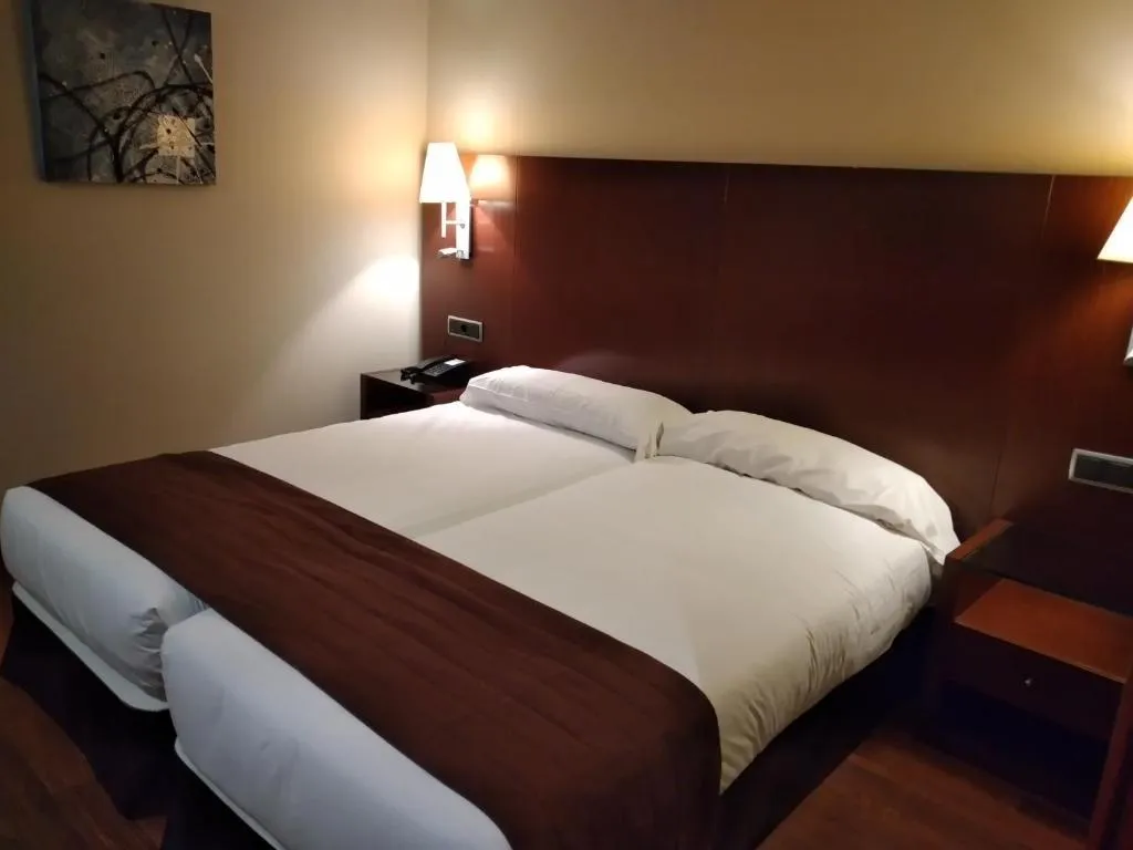 QUADRUPLE TWO BEDROOMS ONE BATHROOM Room, Hotel Mirador De Gredos, Madrid