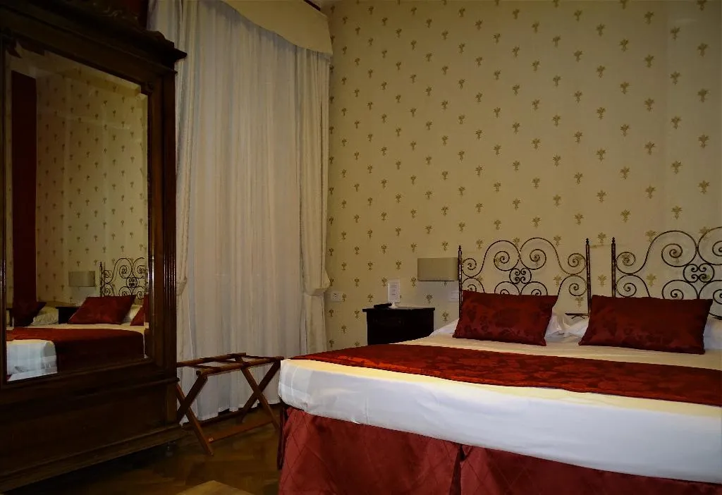 TRIPLE CLASSIC Room, Hotel Il Granduca, Florence