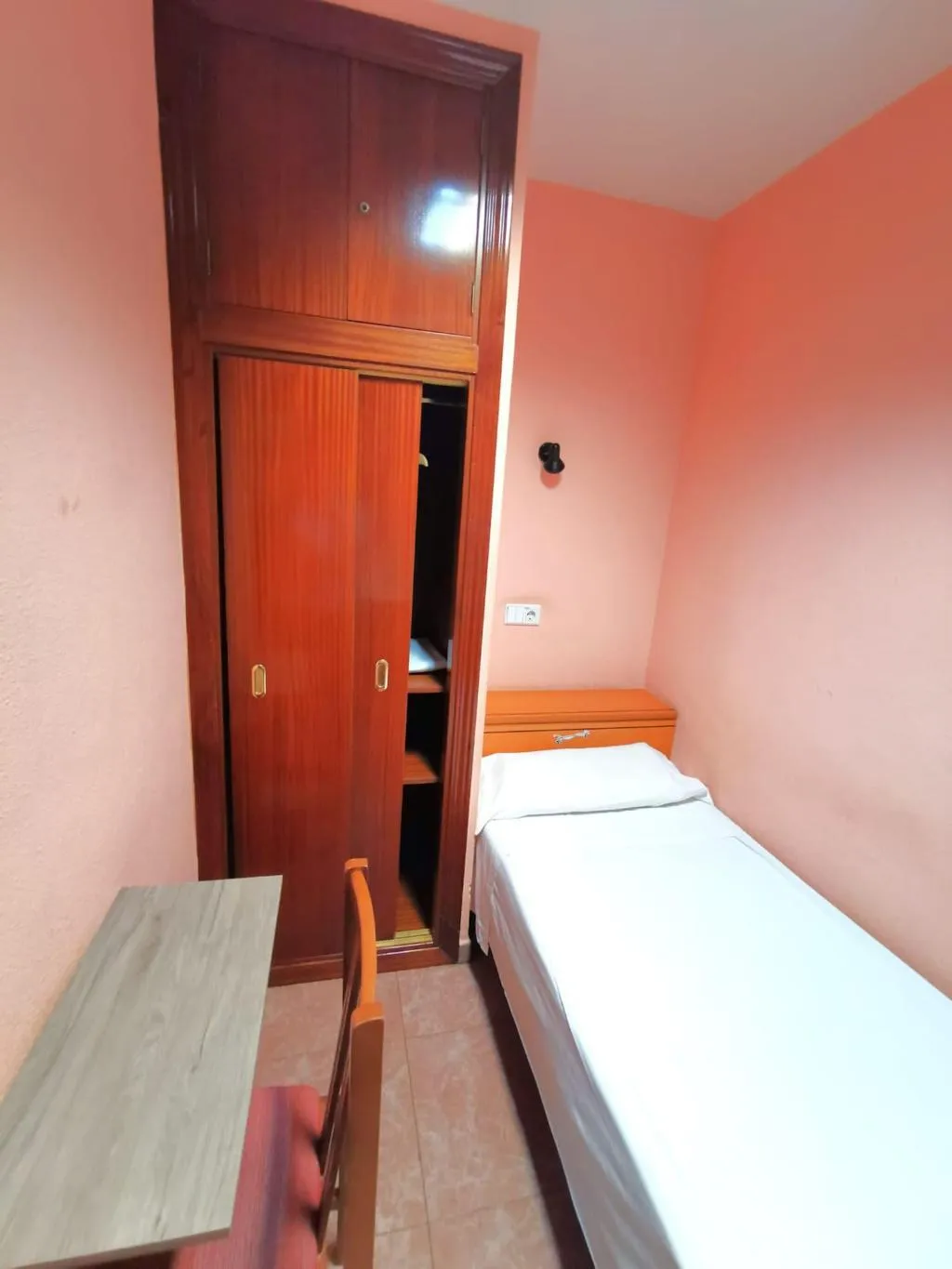 Room, Casa de huéspedes asturiana, Madrid