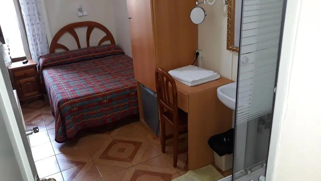 Room, Hostal Fuentesol, Madrid