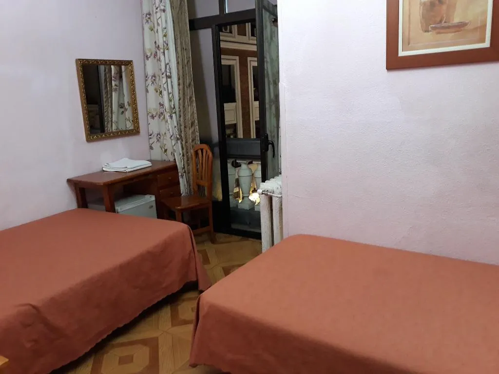 Room, Hostal Fuentesol, Madrid