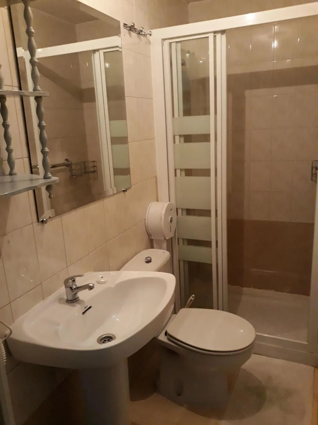 Room, Hostal Fuentesol, Madrid
