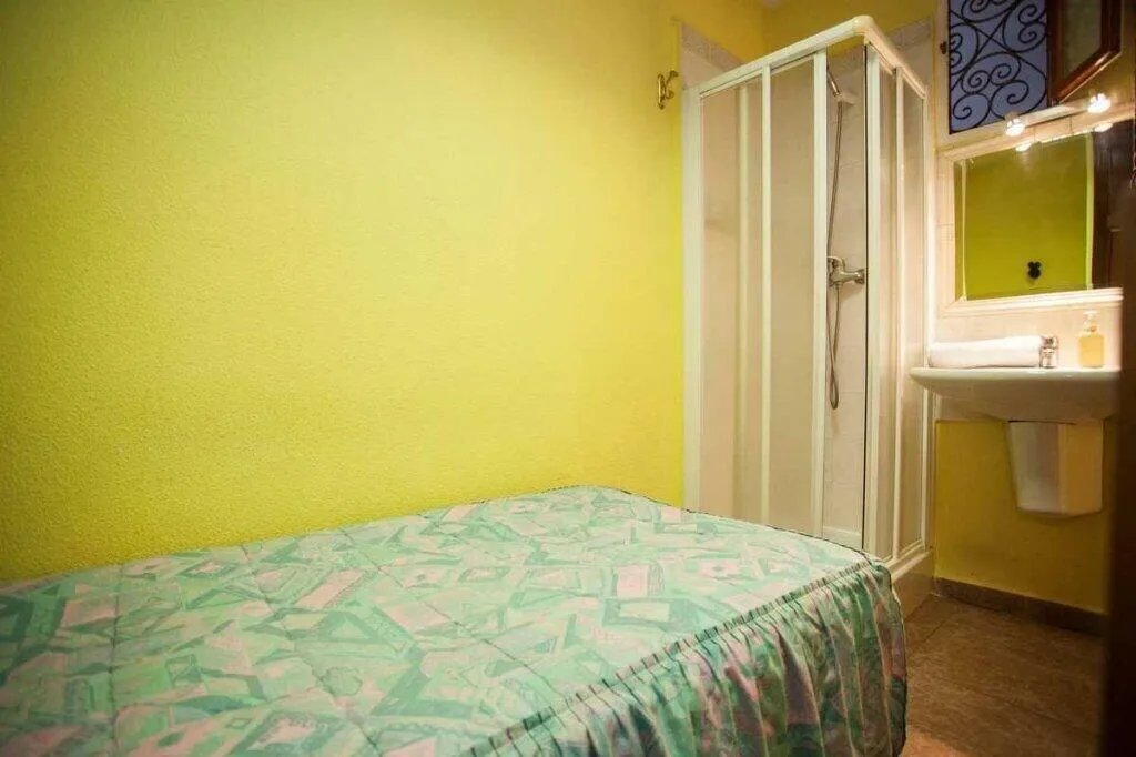 Room, Casa de huéspedes asturiana, Madrid