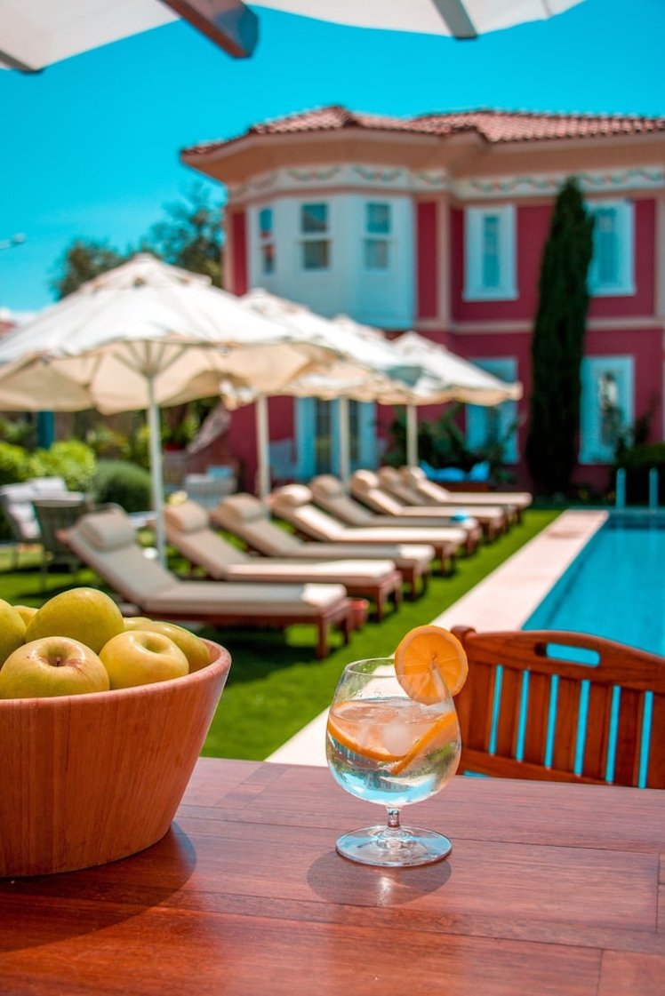On Oda Otel, Izmir