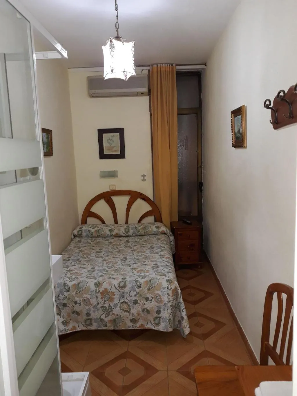 Room, Hostal Fuentesol, Madrid
