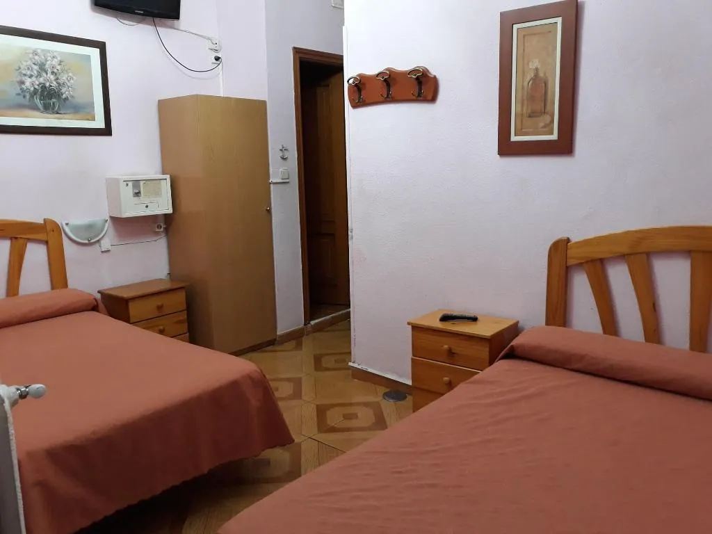 Room, Hostal Fuentesol, Madrid