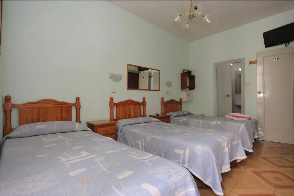 Room, Hostal Fuentesol, Madrid