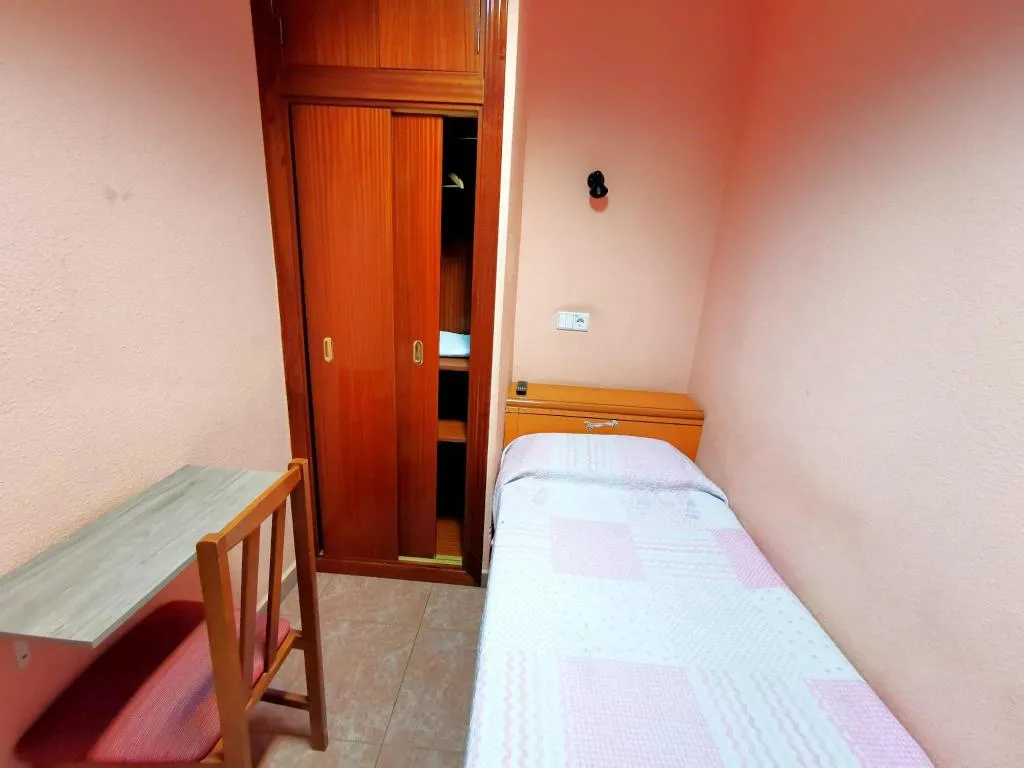 Room, Casa de huéspedes asturiana, Madrid