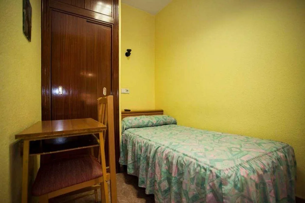 Room, Casa de huéspedes asturiana, Madrid