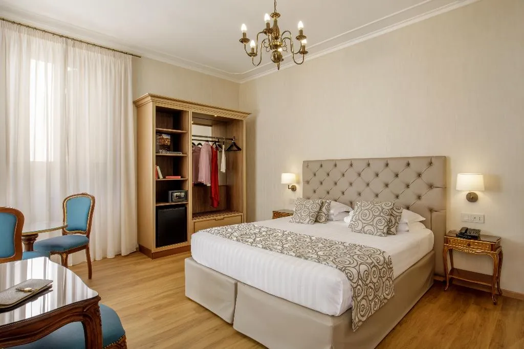 TRIPLE STANDARD Room, Hotel Della Torre Argentina, Rome