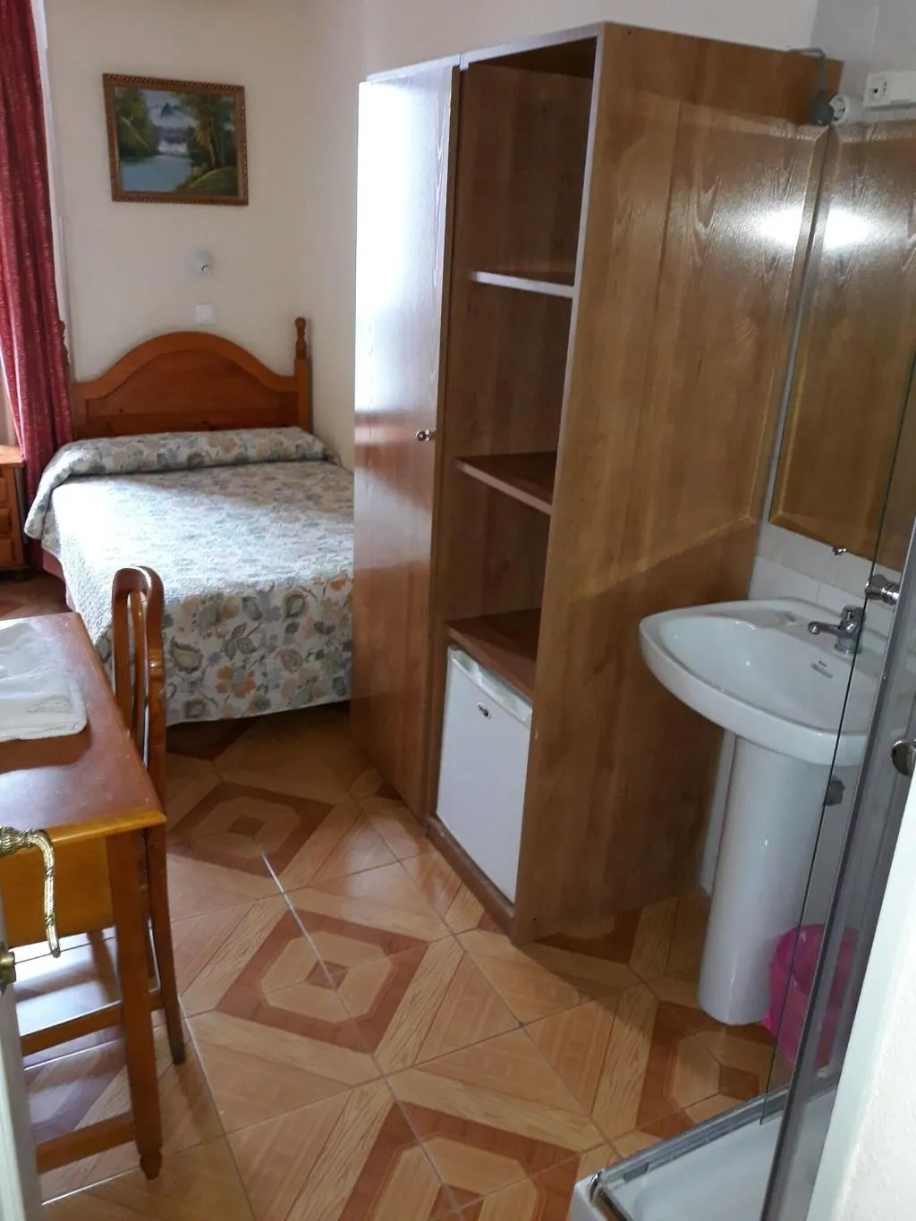 Room, Hostal Fuentesol, Madrid