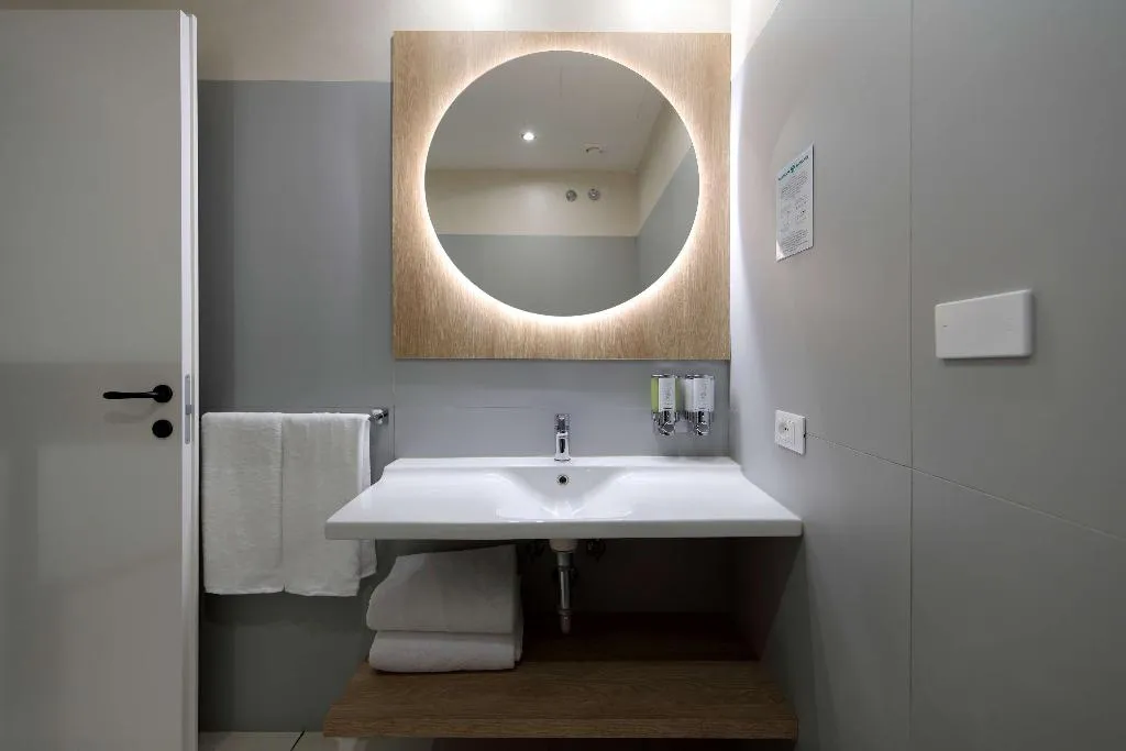 DOUBLE Accessible-Queen Size Bed Room, Hampton by Hilton Rome North Fiano Romano, Rome