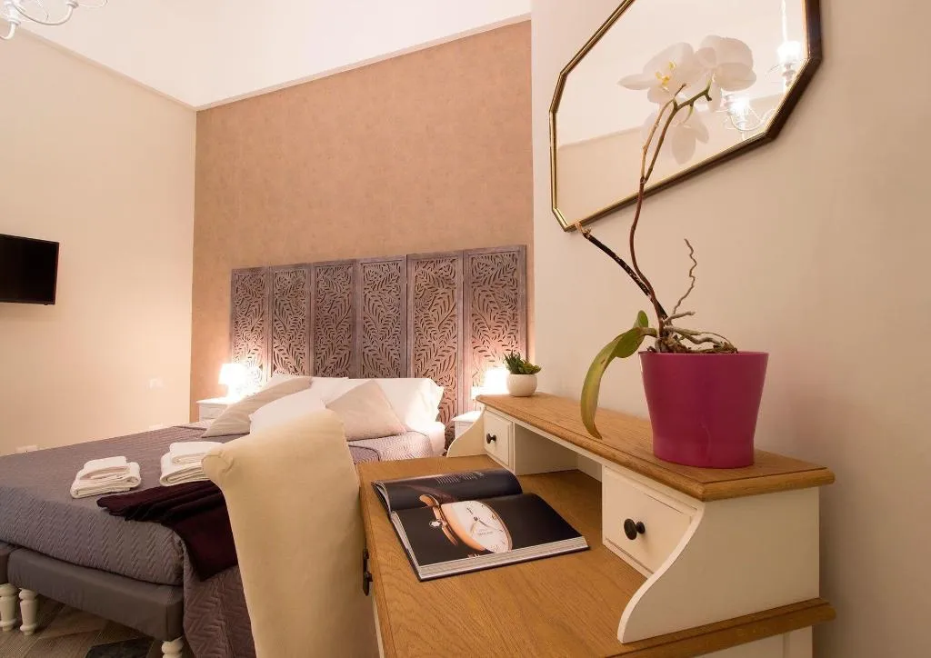 Room, Real Giardinetto A Toledo, Naples