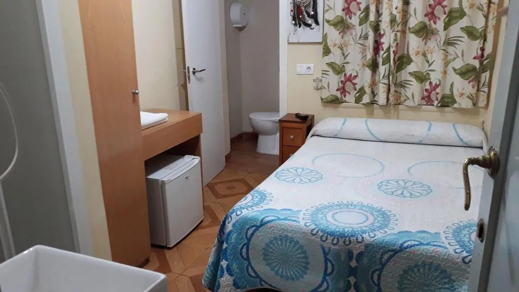 Room, Hostal Fuentesol, Madrid