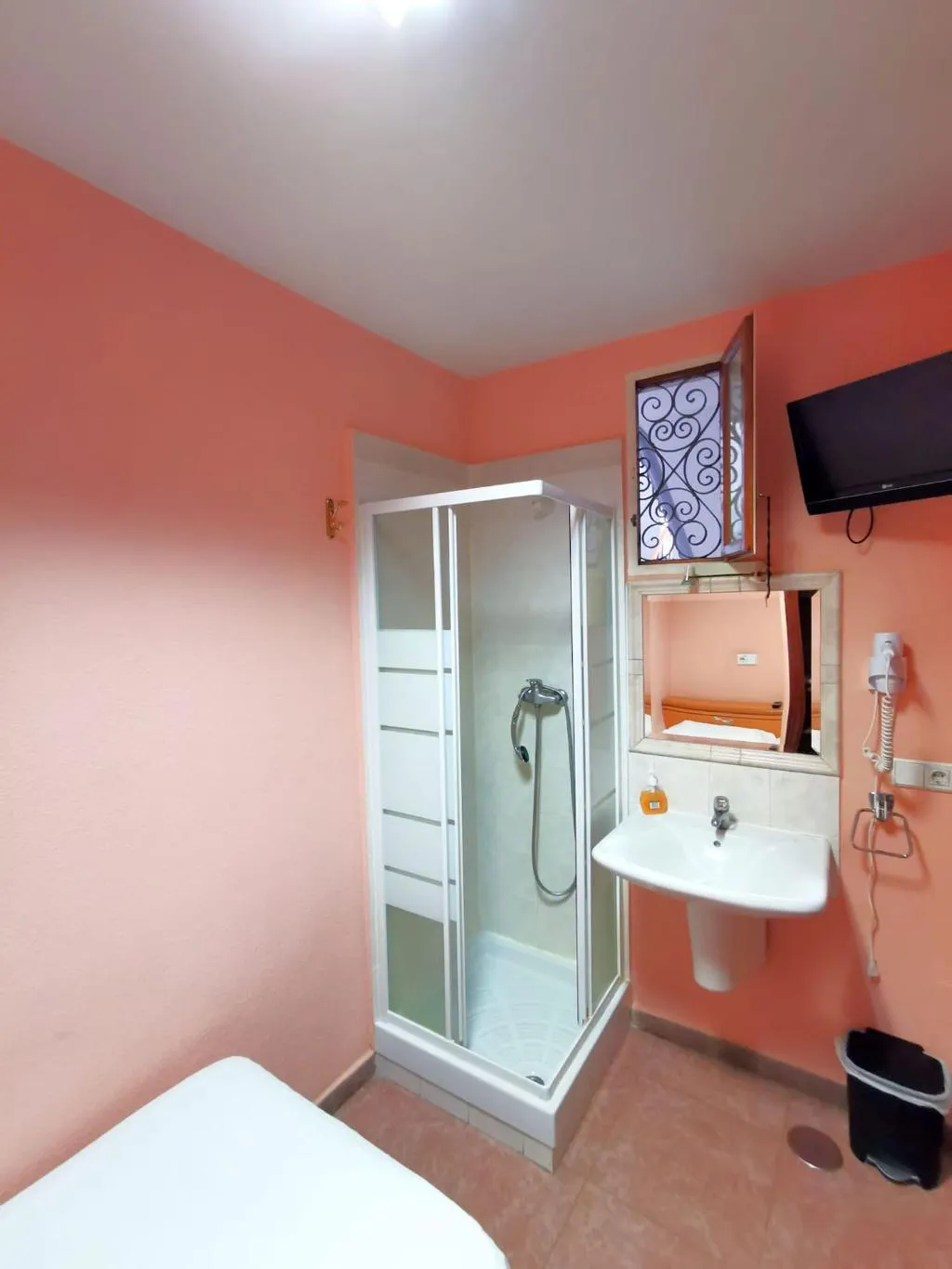 Room, Casa de huéspedes asturiana, Madrid