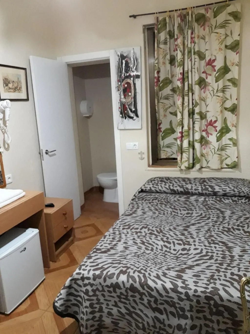 Room, Hostal Fuentesol, Madrid