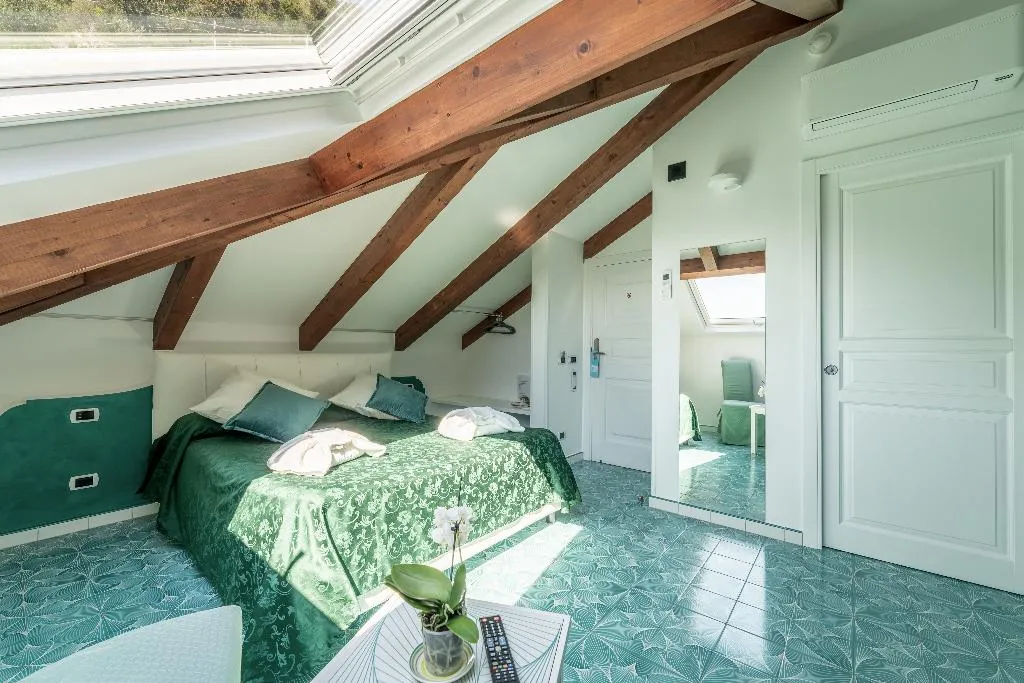 JUNIOR SUITE STANDARD Room, Hotel Villa Annalara, Naples