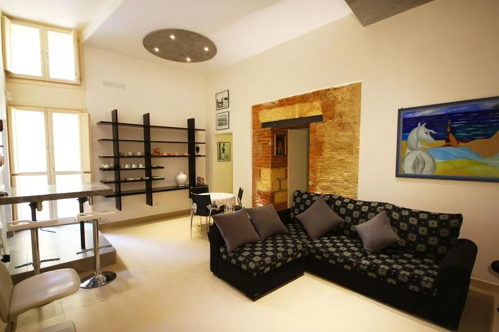 Lobby, Khalisah, Palermo