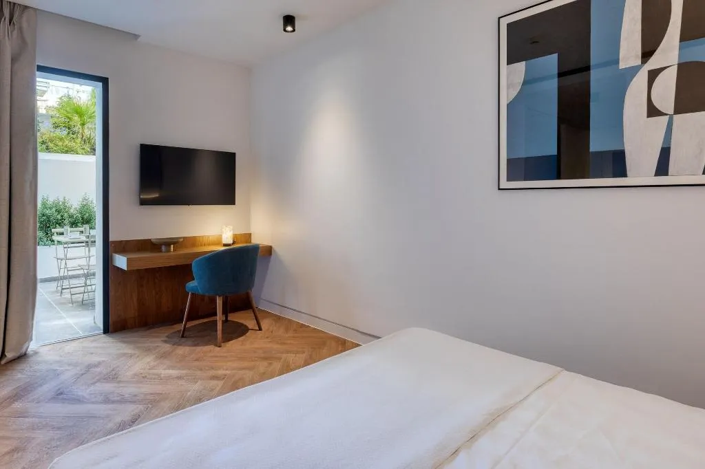 Room, Neoma, Athens
