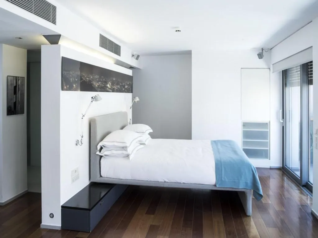 Room, Periscope, Athens