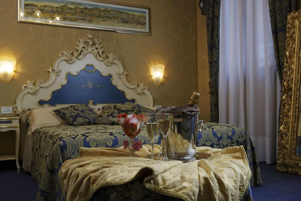 FAMILY ROOM THREE BEDS Room, Becher, Venice