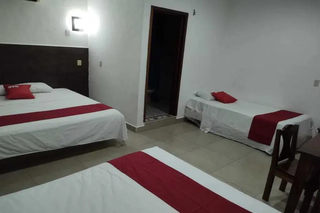 FAMILY ROOM THREE BEDS Room, OYO Hotel Palma Real, Cancun Area
